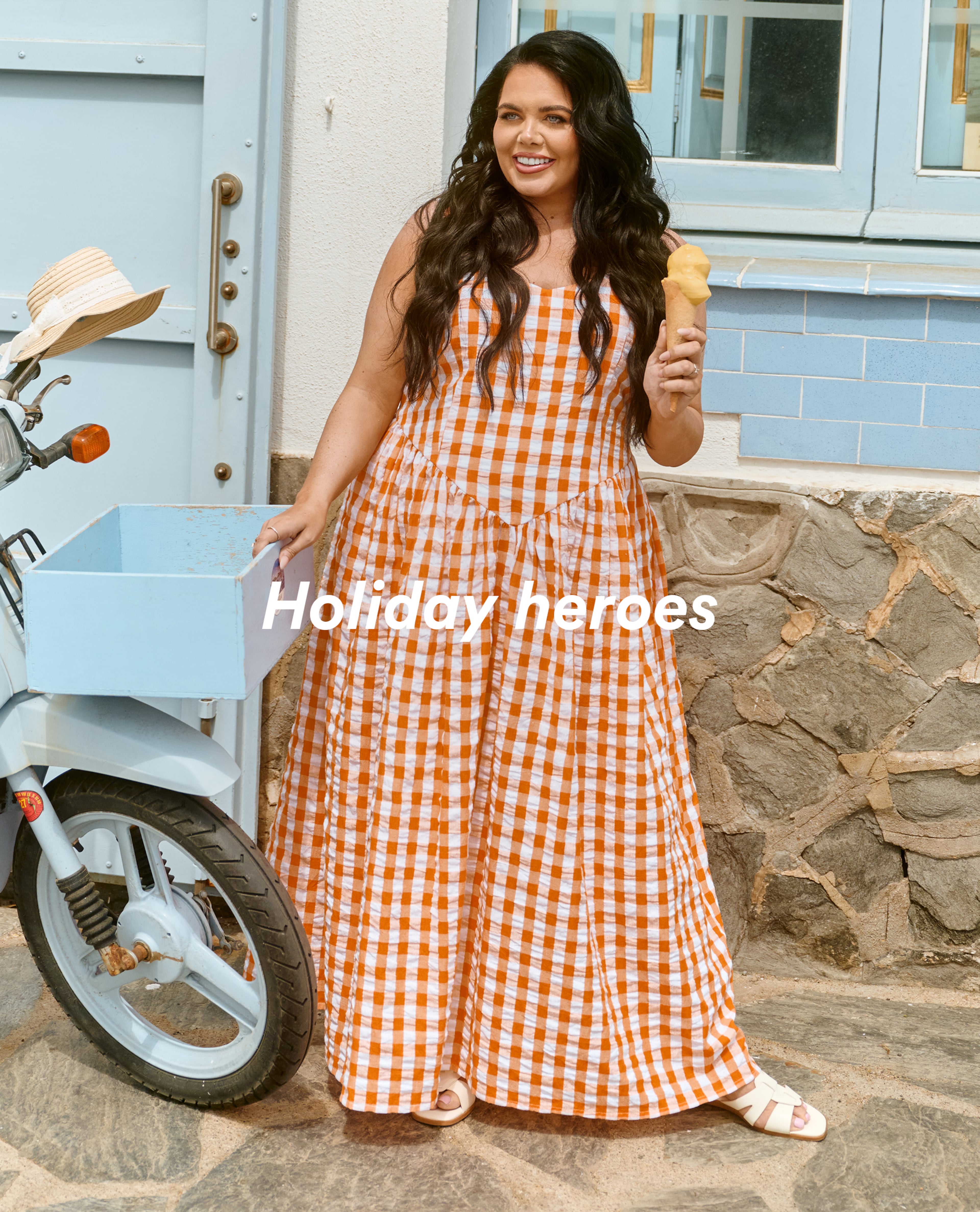 Scarlett Moffatt wears holiday heroes