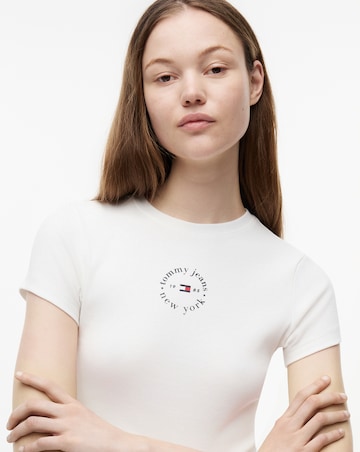 TOMMY JEANS SLIM LOGO RIB TEE