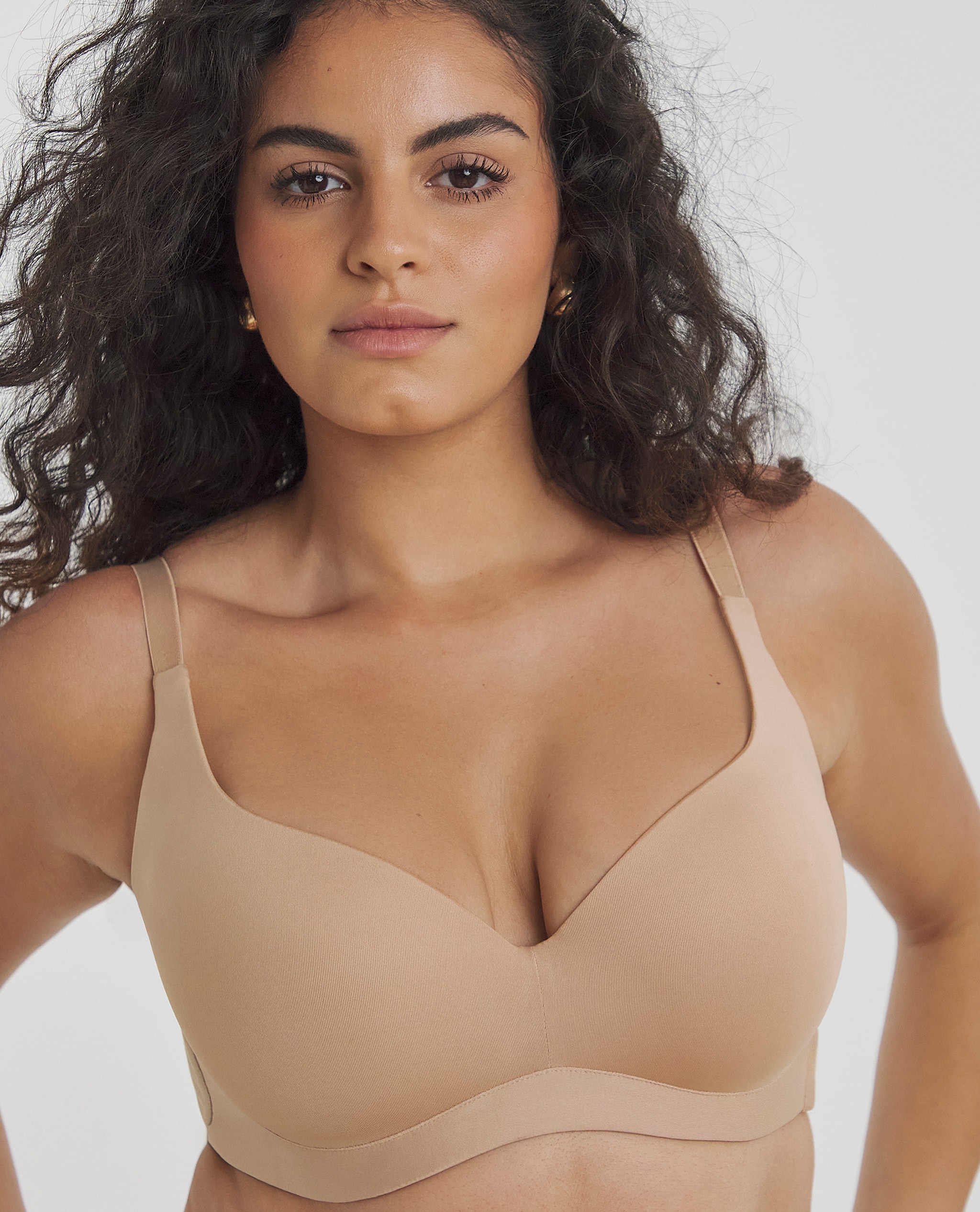 Model is wearing a MAGISCULPT Smooth & Sculpt Ultimate Comfort wired t-shirt bra in almond