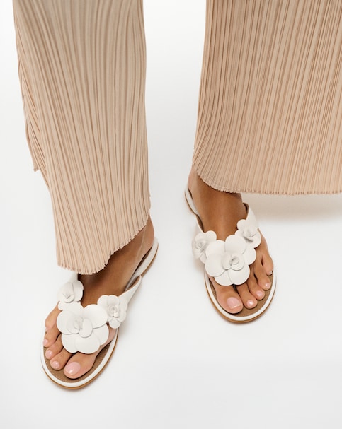 Fit Flop Gracie Flower Leather