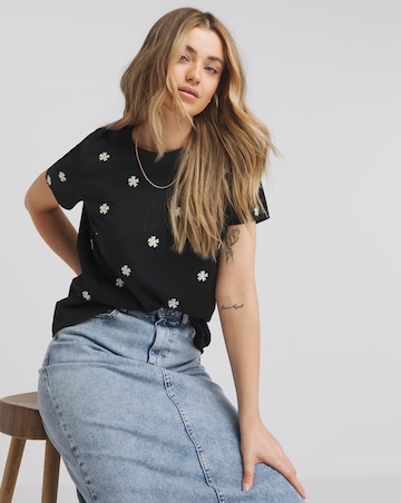 Black Daisy Embroidered T-Shirt