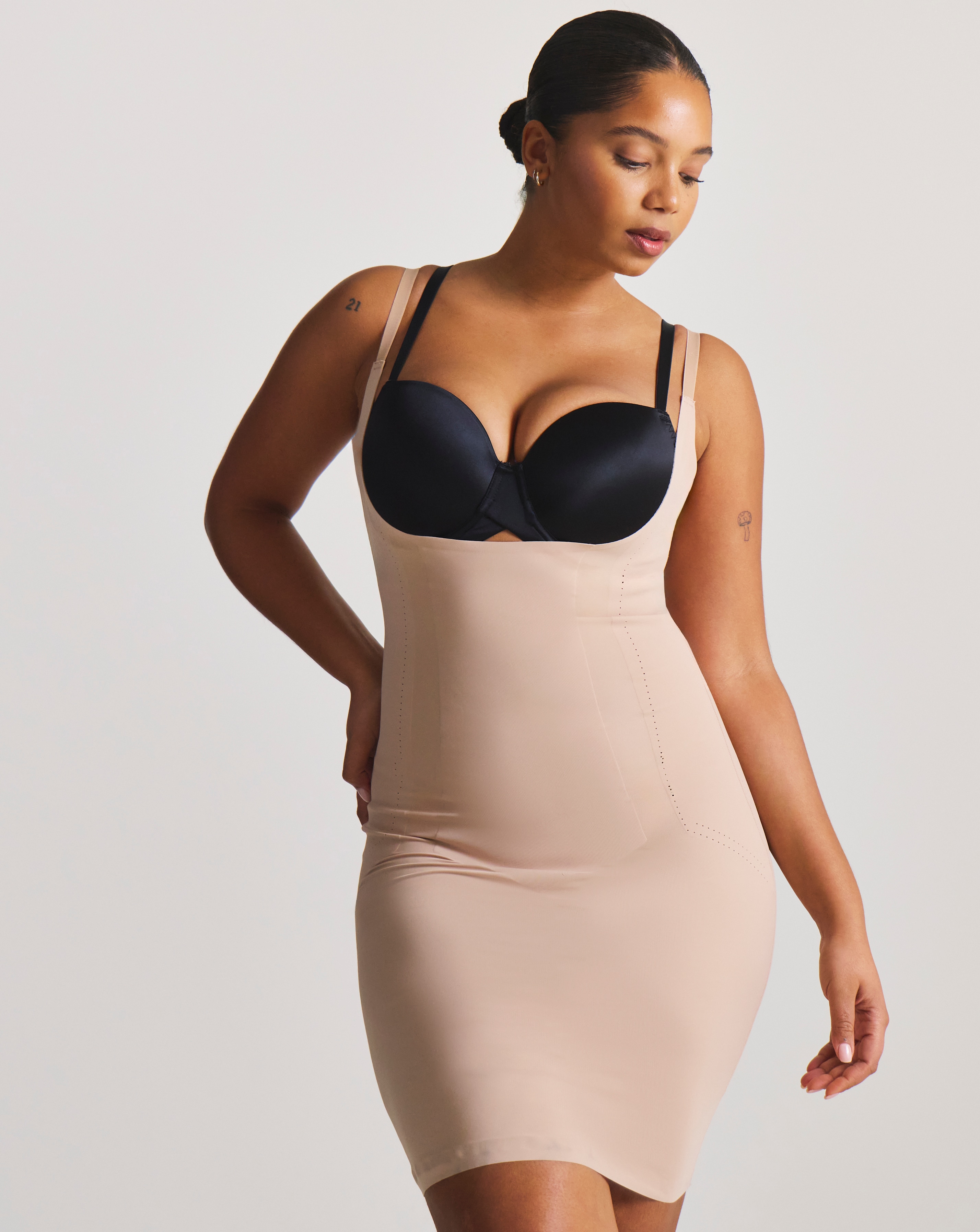 その他 Hourglass Bra Shaper ROSIER初のシェイプウェア「Hourglass Bra Shaper」誕生。1枚でバスト
