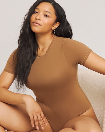 MAGISCULPT Light Control Smoothing T-Shirt Bodysuit