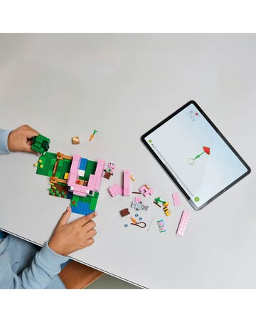 LEGO Minecraft The Baby Pig House