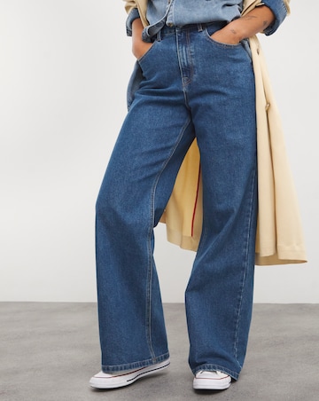 Mid Wash 00s Wide Leg Jean