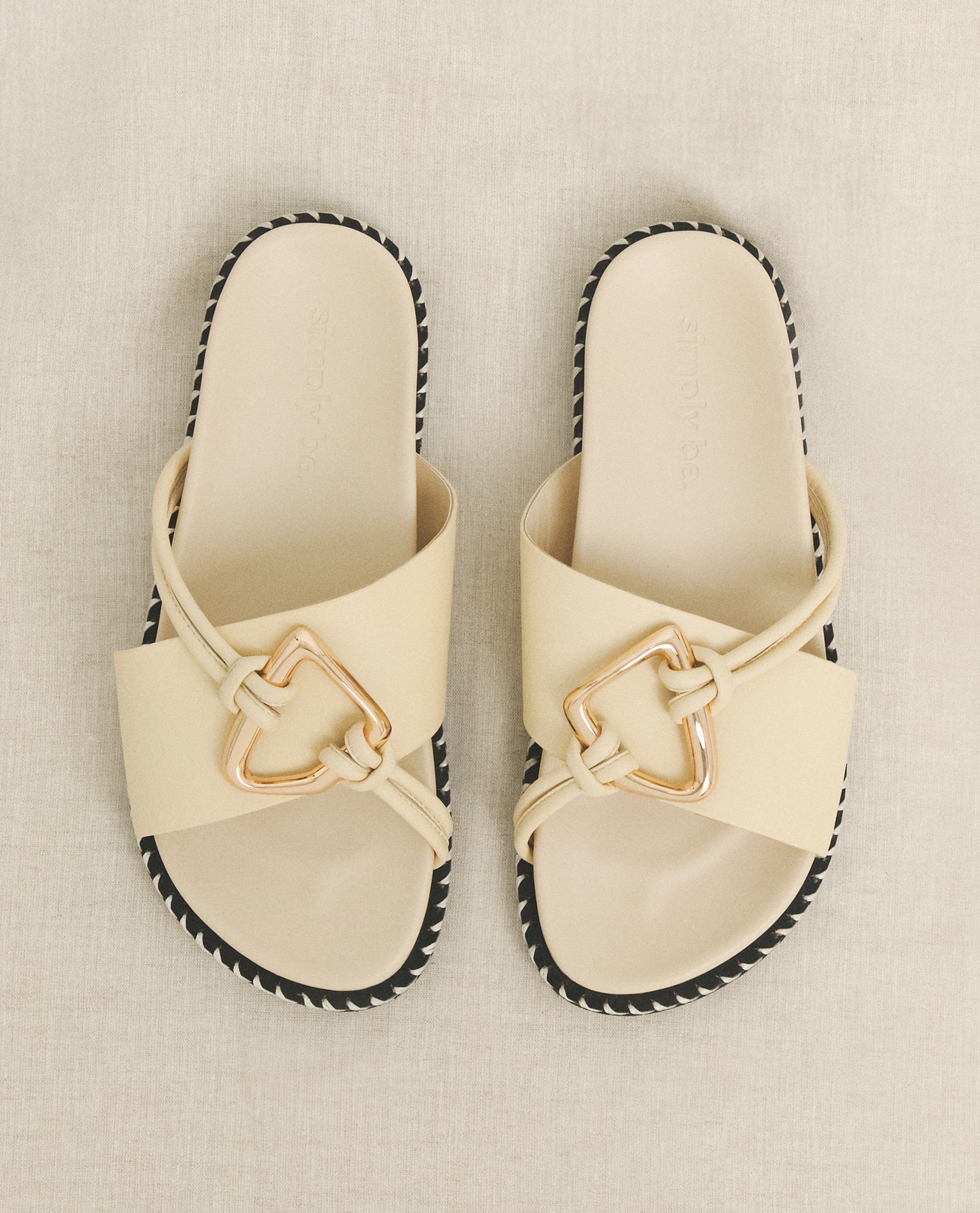 Sandals in off-white