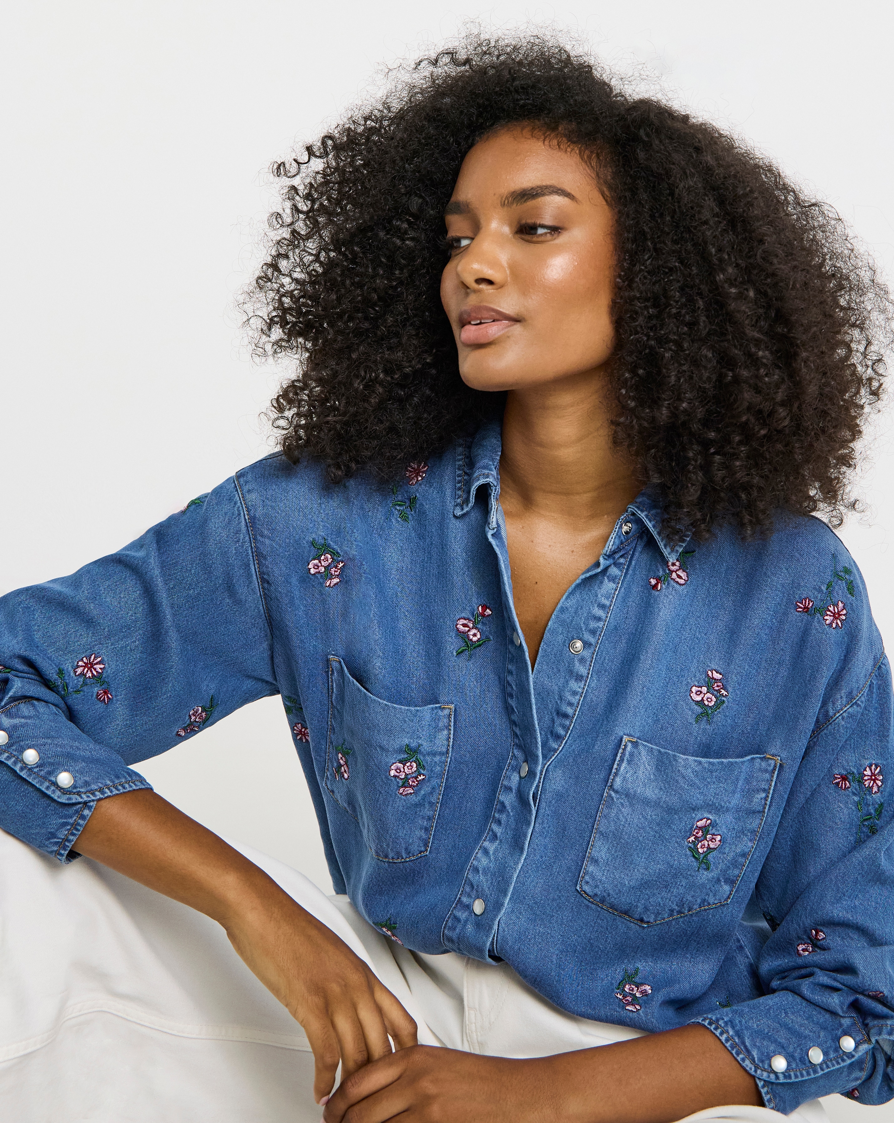 留意点有MEDI VINTAGE FLOWER EMBROIDERY SHIRT Mid Wash Floral Embroidered Shirt with Lyocell | Simply Be