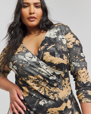 Joe Browns Strikingly Different Dress