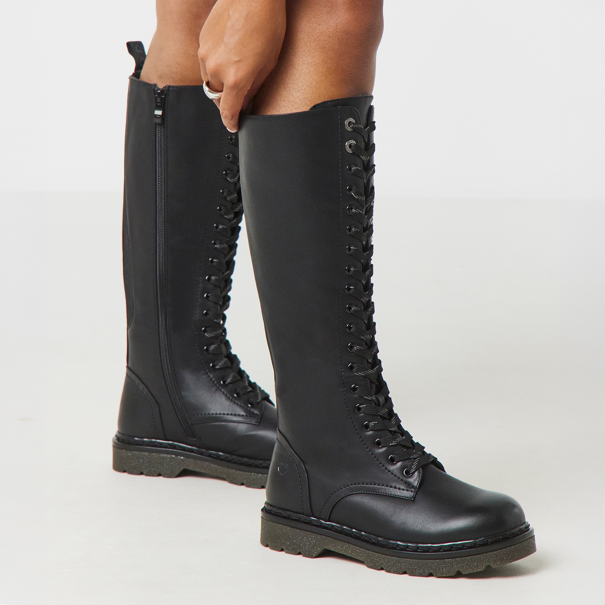 Fit guide boots