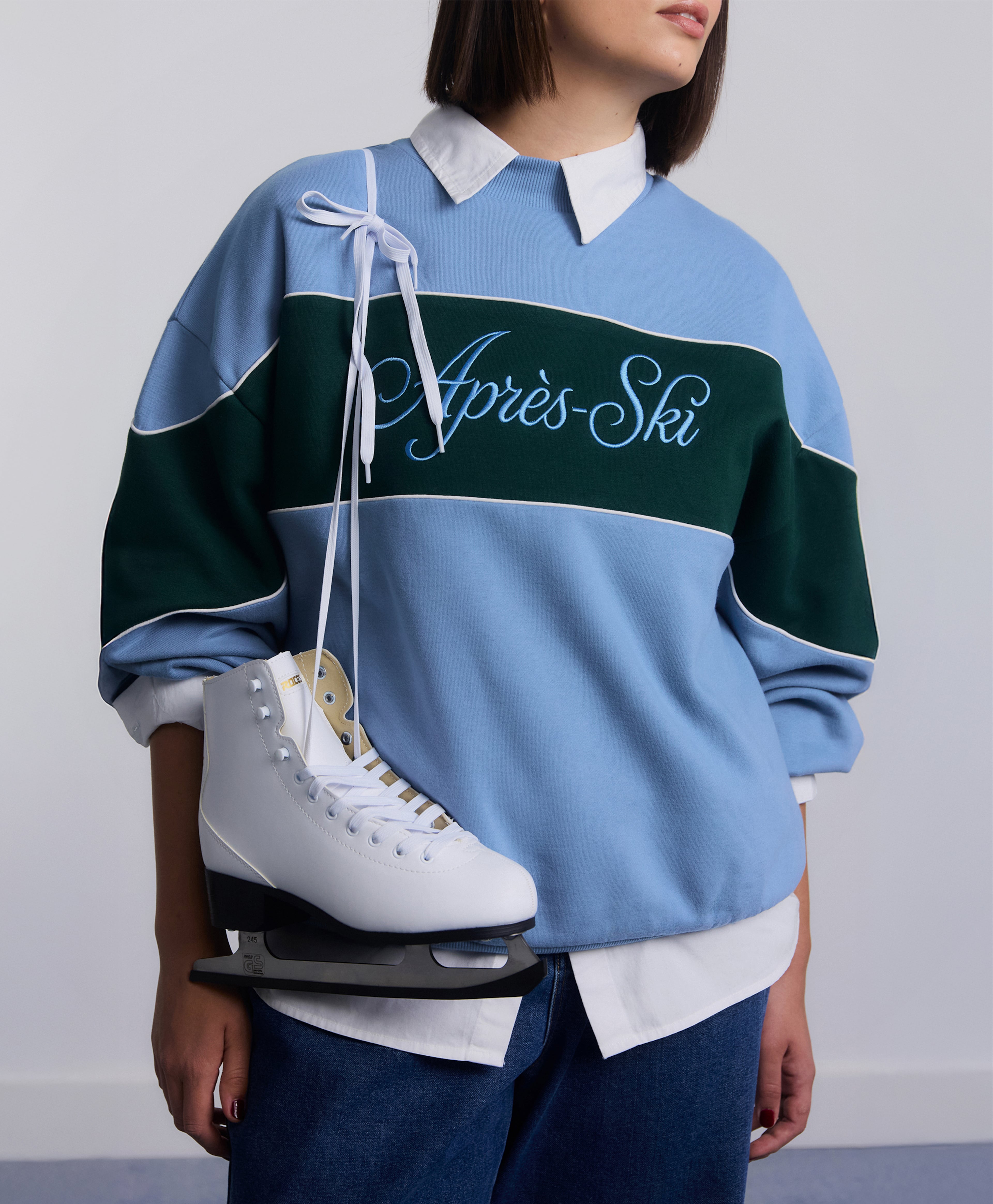 Model wears ski sweatshirt in blue