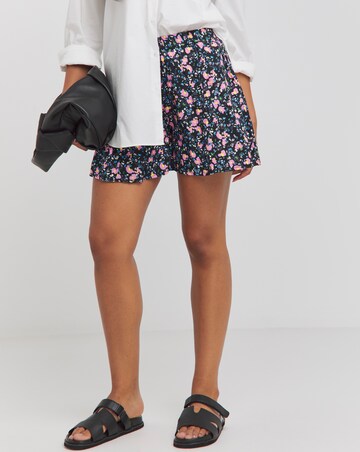 Ditsy Floral Relaxed Woven Flippy Short