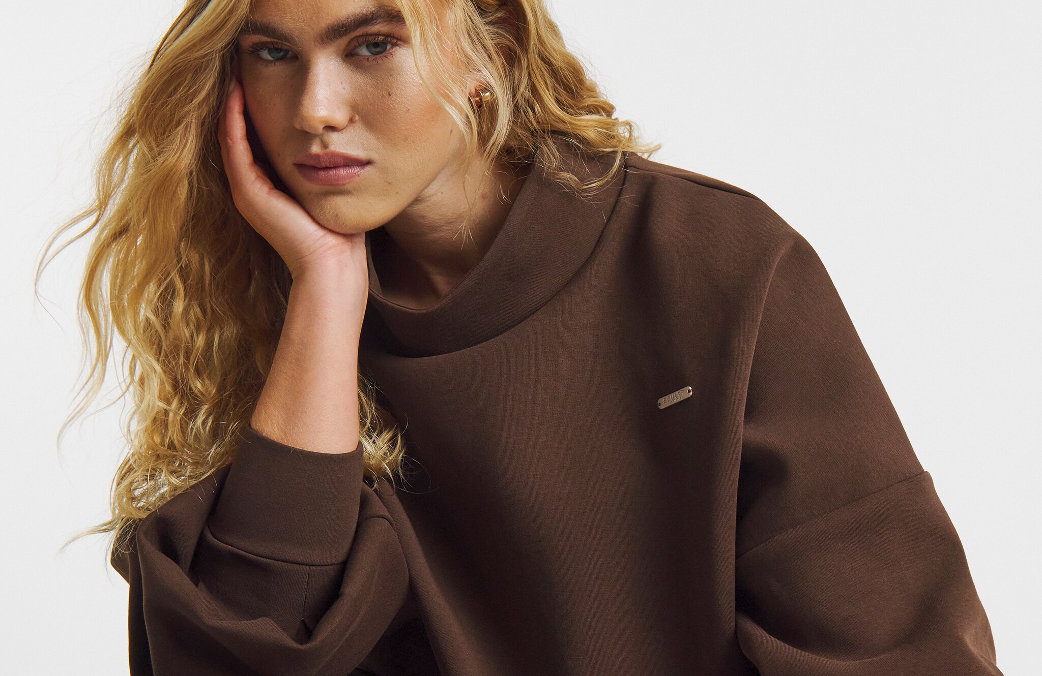 High-neck sweatshirt in chocolate brown