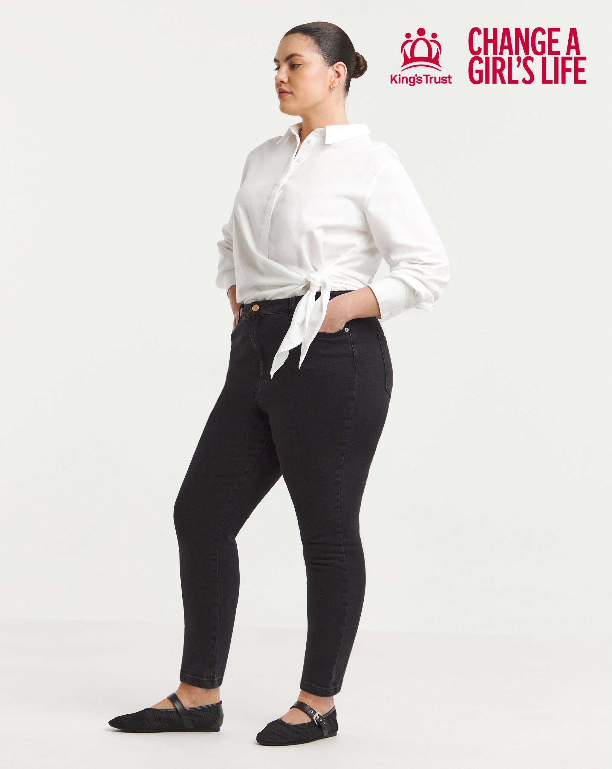 Model wears the slim mon jeans in black