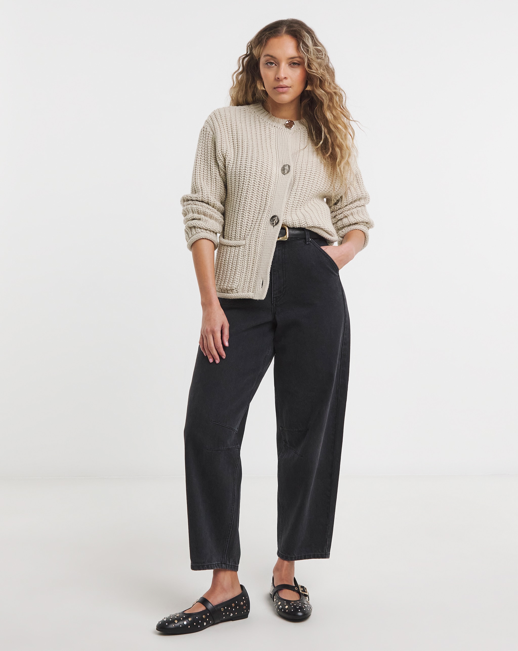 Cropped barrel jeans in black