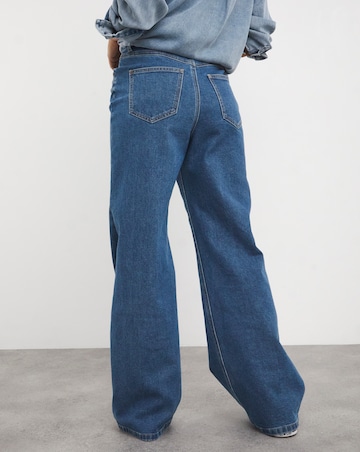 Mid Wash 00s Wide Leg Jean