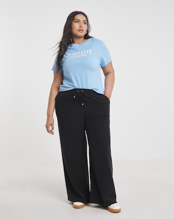 Tommy Jeans Slim Essential Logo Tee