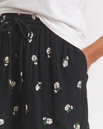 Black Daisy Print Tie Waist Crinkle Shorts
