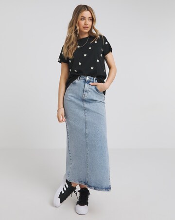 Black Daisy Embroidered T-Shirt