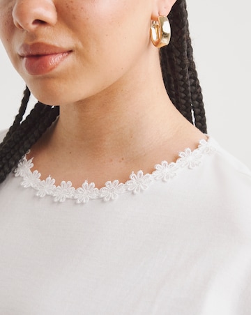 White Daisy Trim Crew Neck Tee