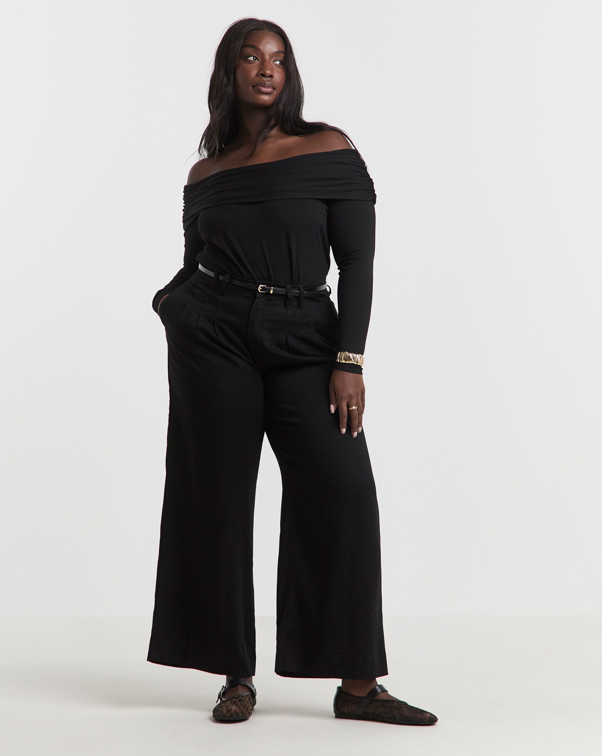 Cropped wide leg jeans in black