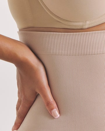 MAGISCULPT Medium Control Seamfree Thighshaper Almond