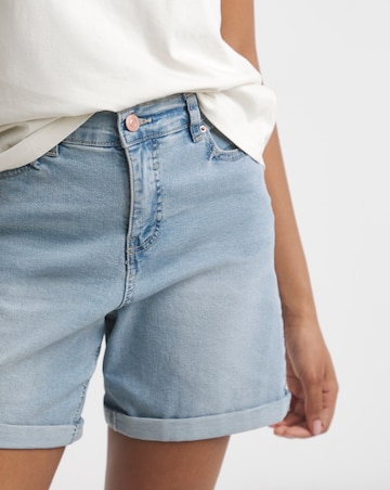 Super Light Wash 24/7 Mid Shorts