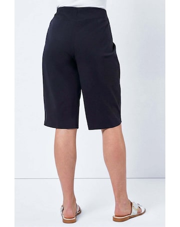 Roman Curve Elastic Waist Knee Shorts