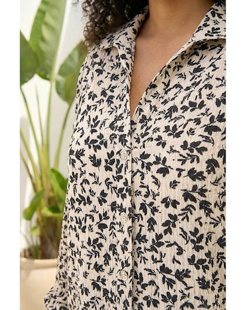 Roman Curve Floral Textured Blouse