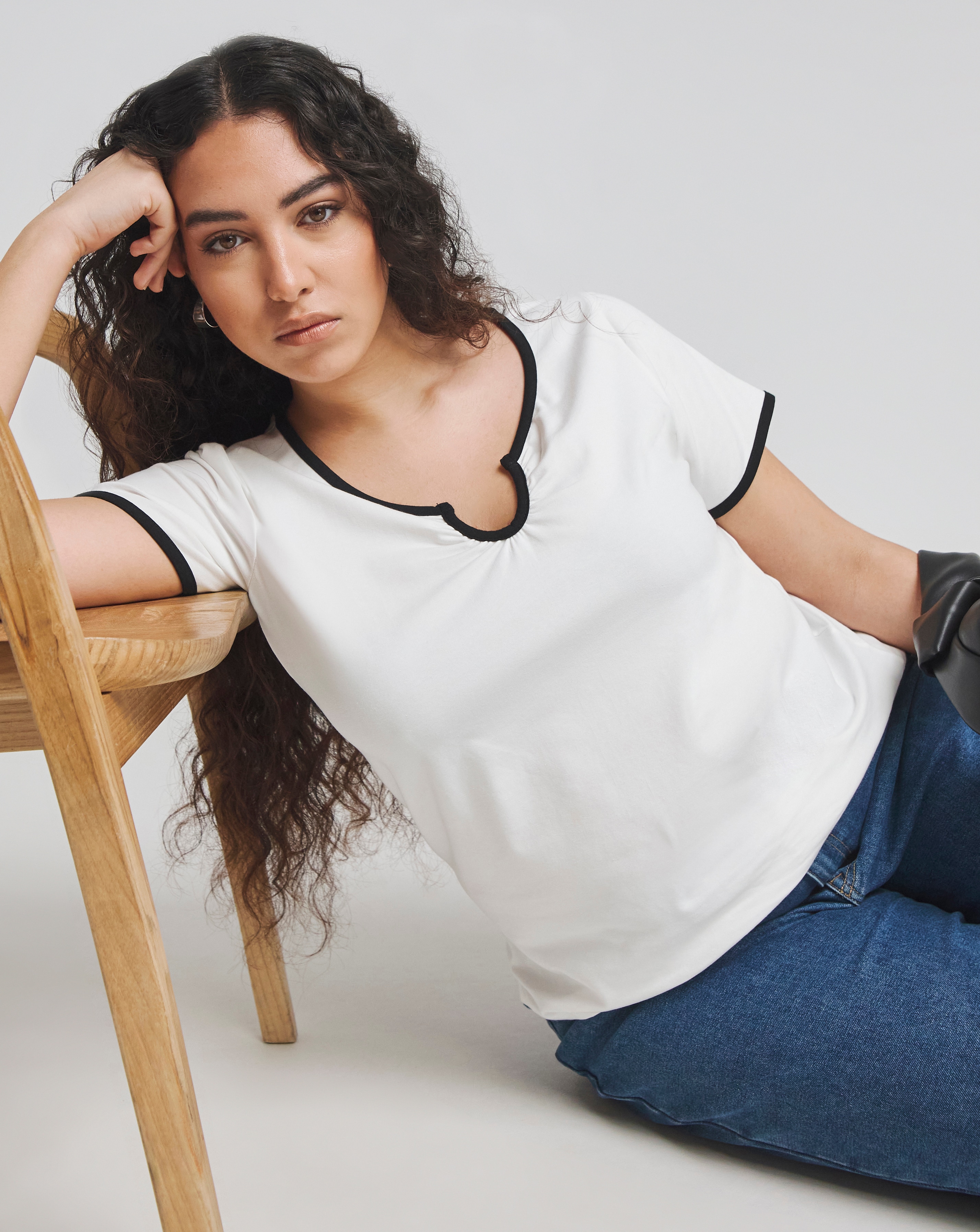 Contrast Trim Notch Neck T-Shirt