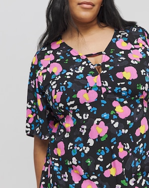 Animal Print Angel Sleeve Crinkle Top - Image 2