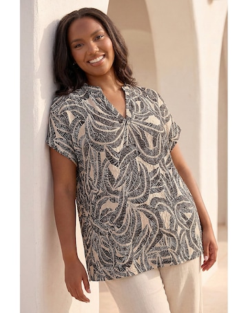 Roman Curve Textured Print Stretch Top