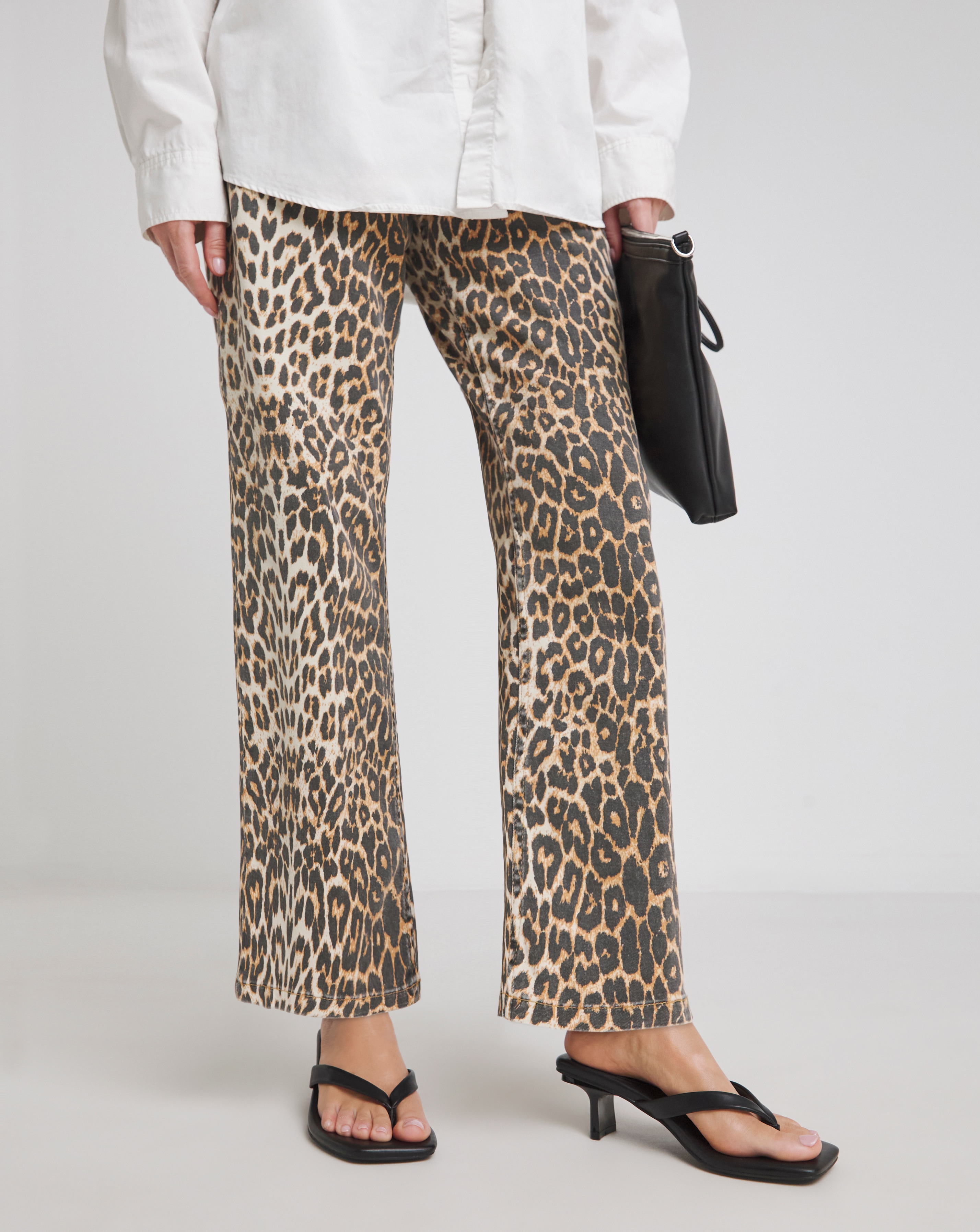 Toe Post Kitten Heel Wide