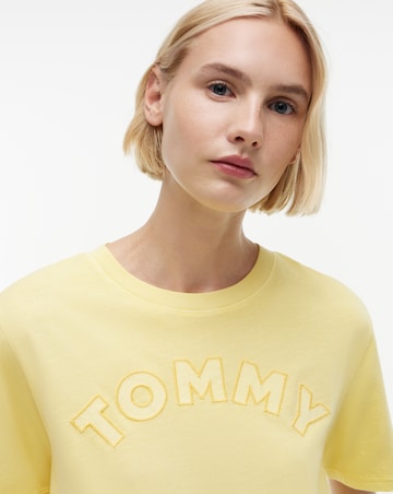 TOMMY JEANS RELAXED VARSITY TEE