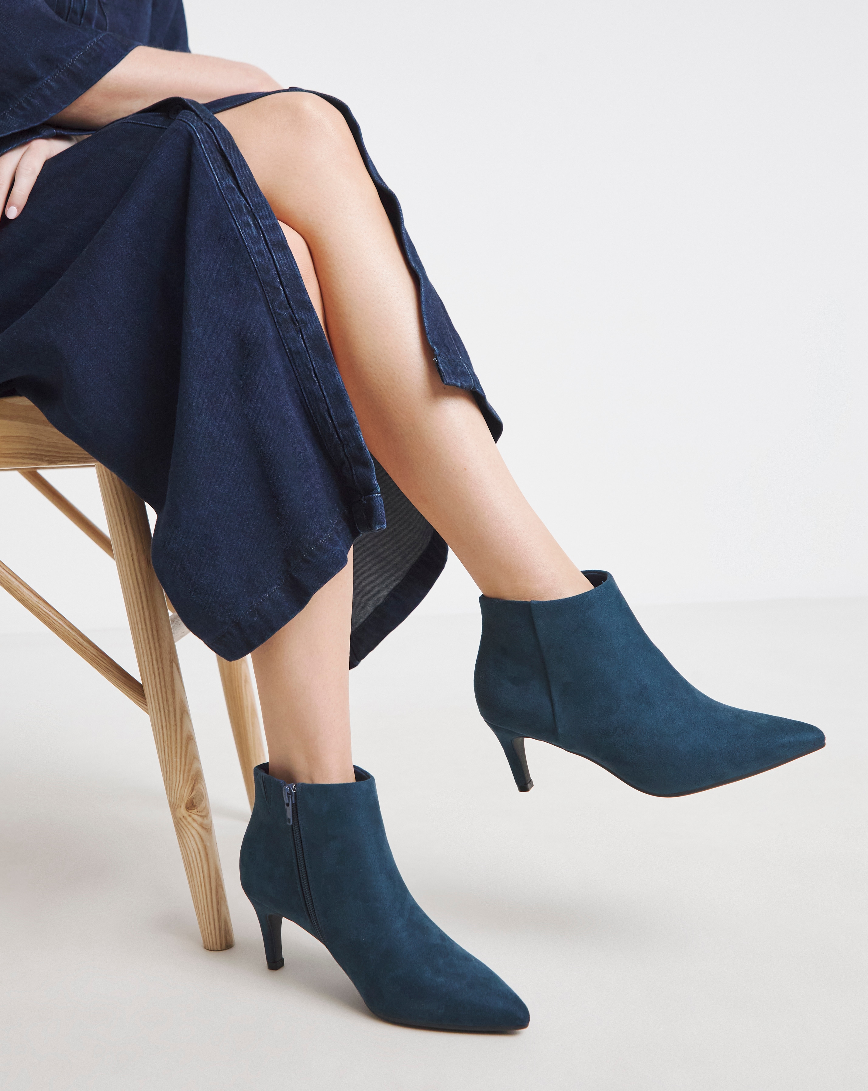 Kitten Heel Pointed Toe Ankle Boot E