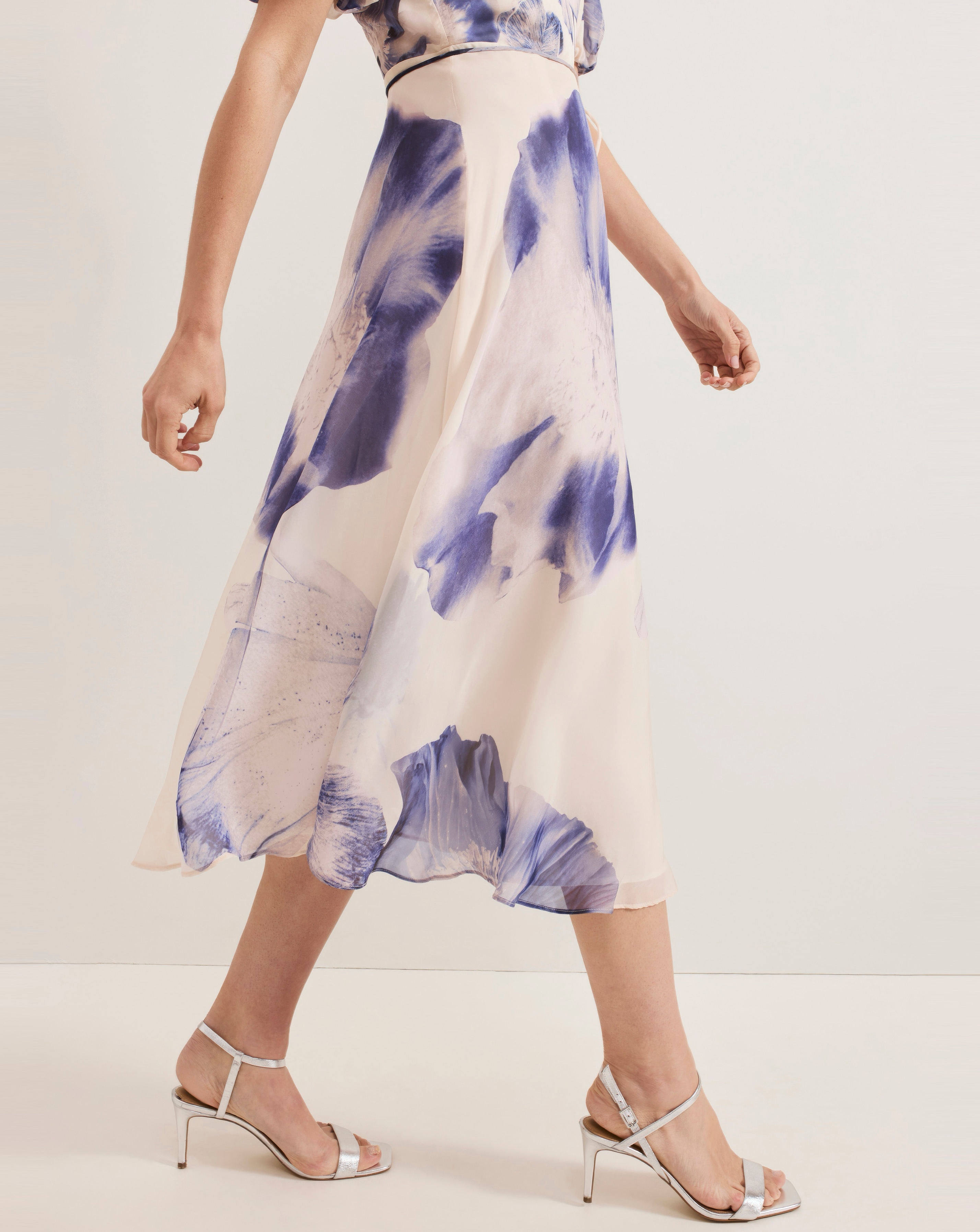 安心追跡【Phase Eight】Lizzie フローラル柄ドレス Phase Eight Lizzie Floral Midi Dress | Simply Be