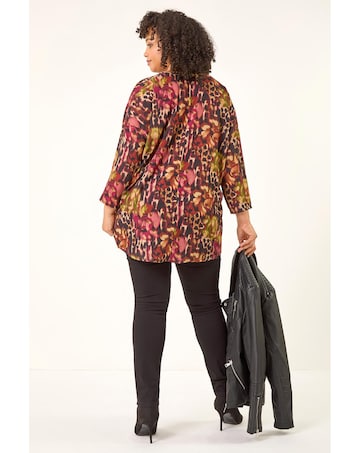 Roman Curve Animal Print V-Neck Top