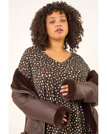Roman Curve Spotted V-Neck Stretch Top