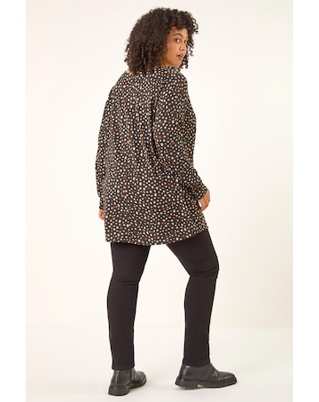 Roman Curve Spotted V-Neck Stretch Top