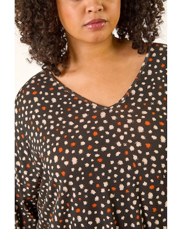 Roman Curve Spotted V-Neck Stretch Top
