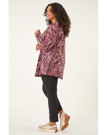 Roman Curve Spot V-Neck Stretch Top