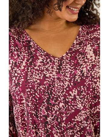 Roman Curve Spot V-Neck Stretch Top
