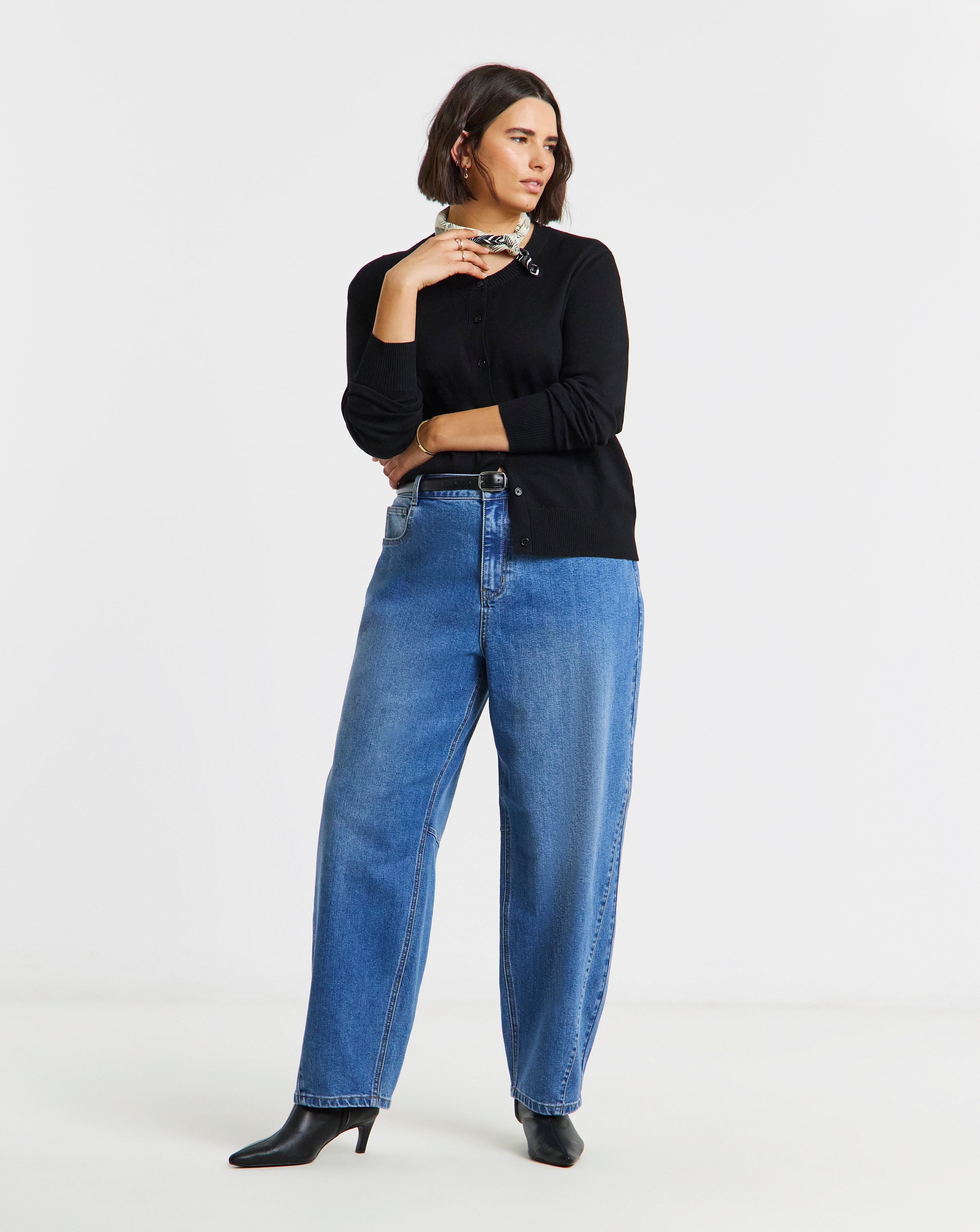 New In - Mid Wash Seamed Barrel Leg Jean