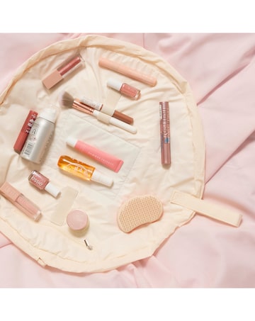The Flat Lay Co.Marshmallow Drawstring Makeup Bag in Vanilla