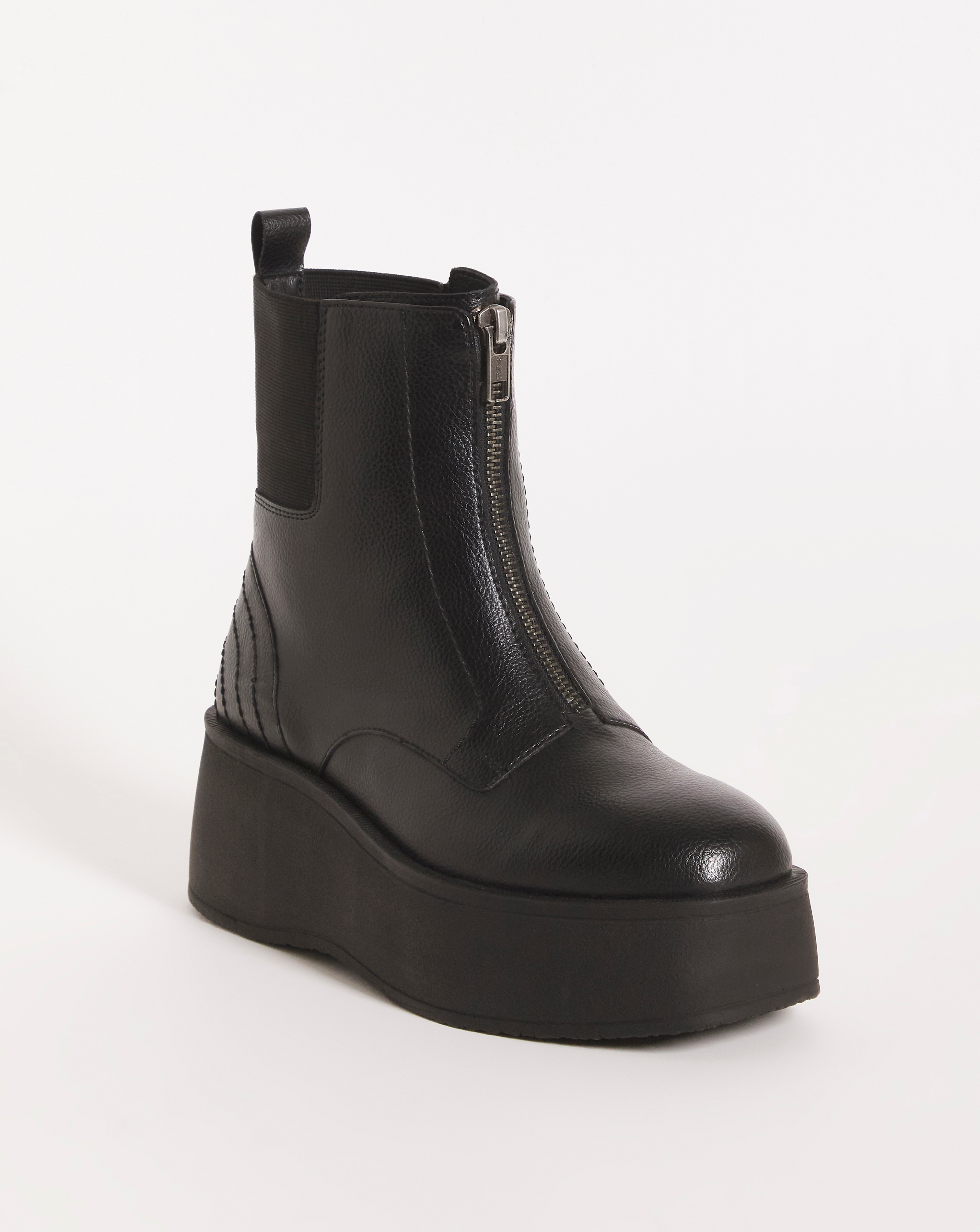 Front zip hotsell chelsea boots