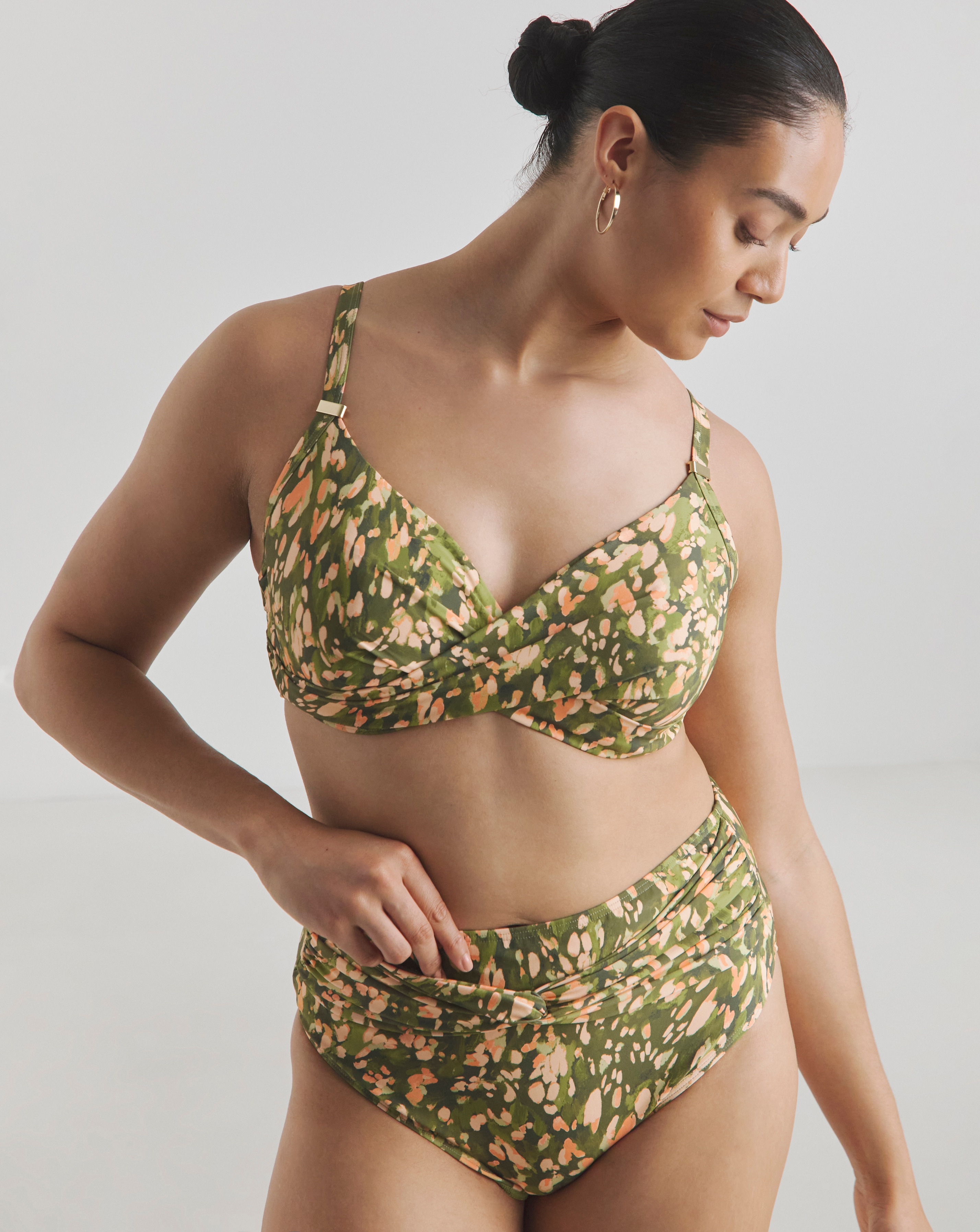 Magisculpt Twist Front Plunge Bikini Top