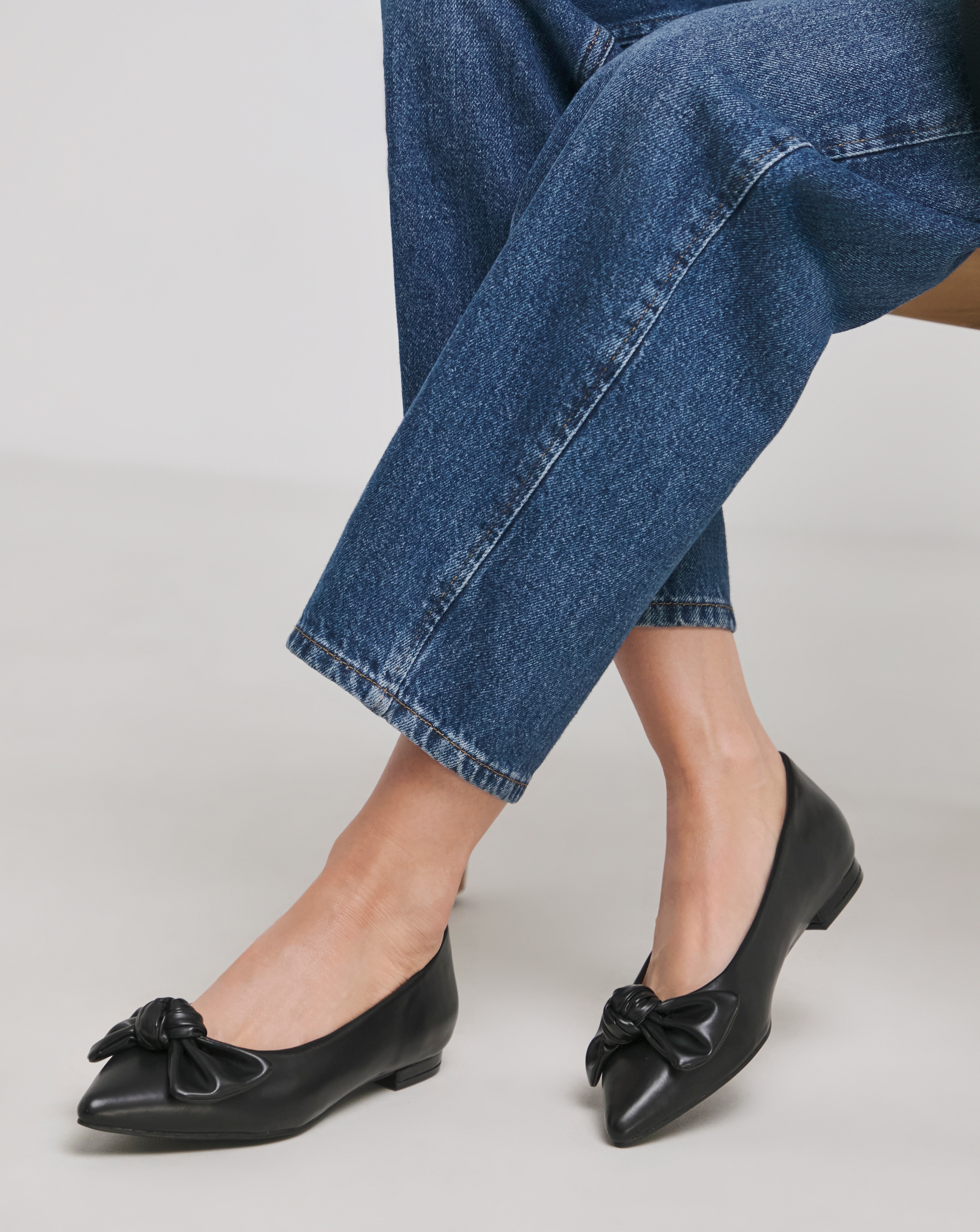 Pointed Toe Flat Show with Bow Ex Wide