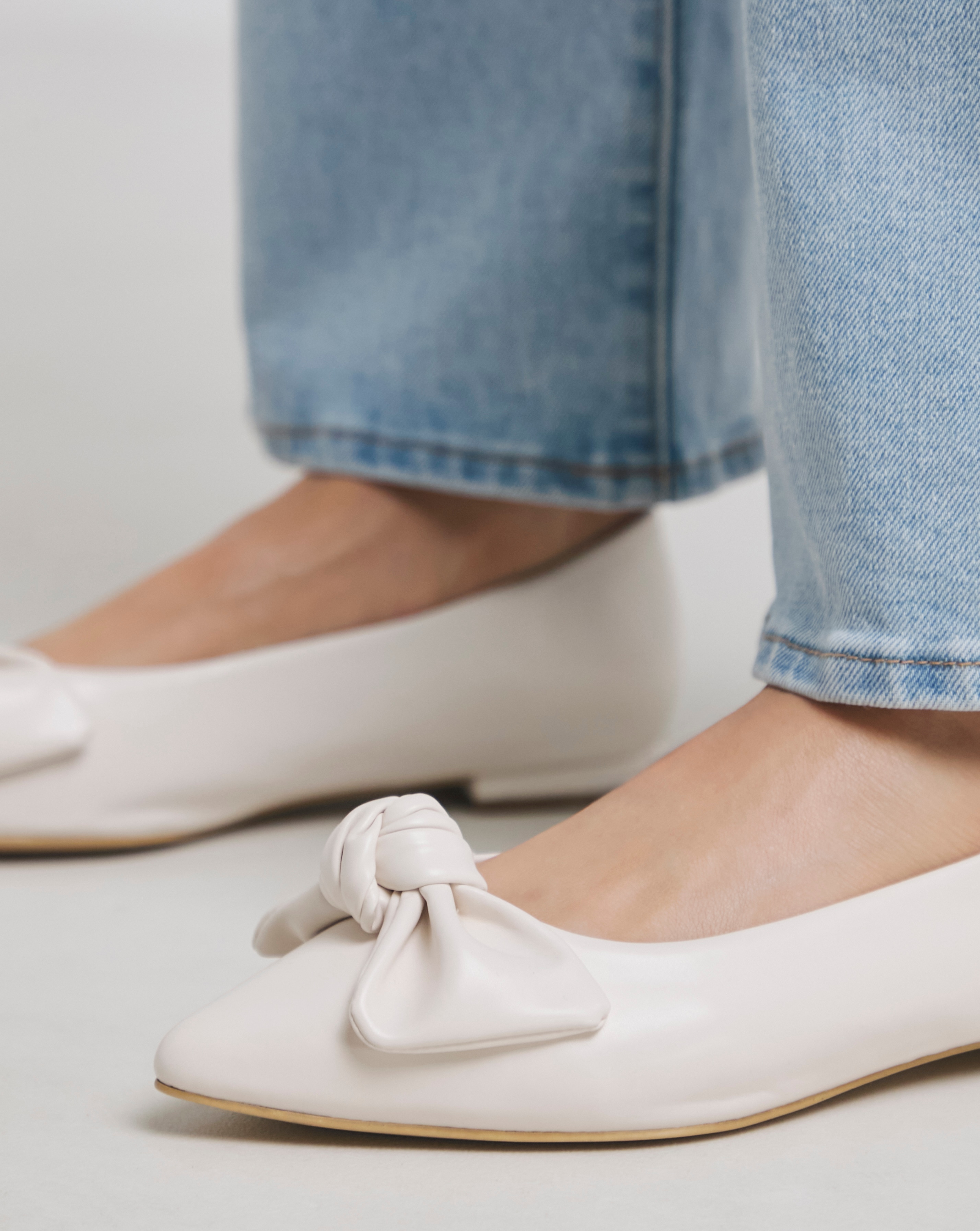 Pointed Toe Flat Show with Bow Ex Wide