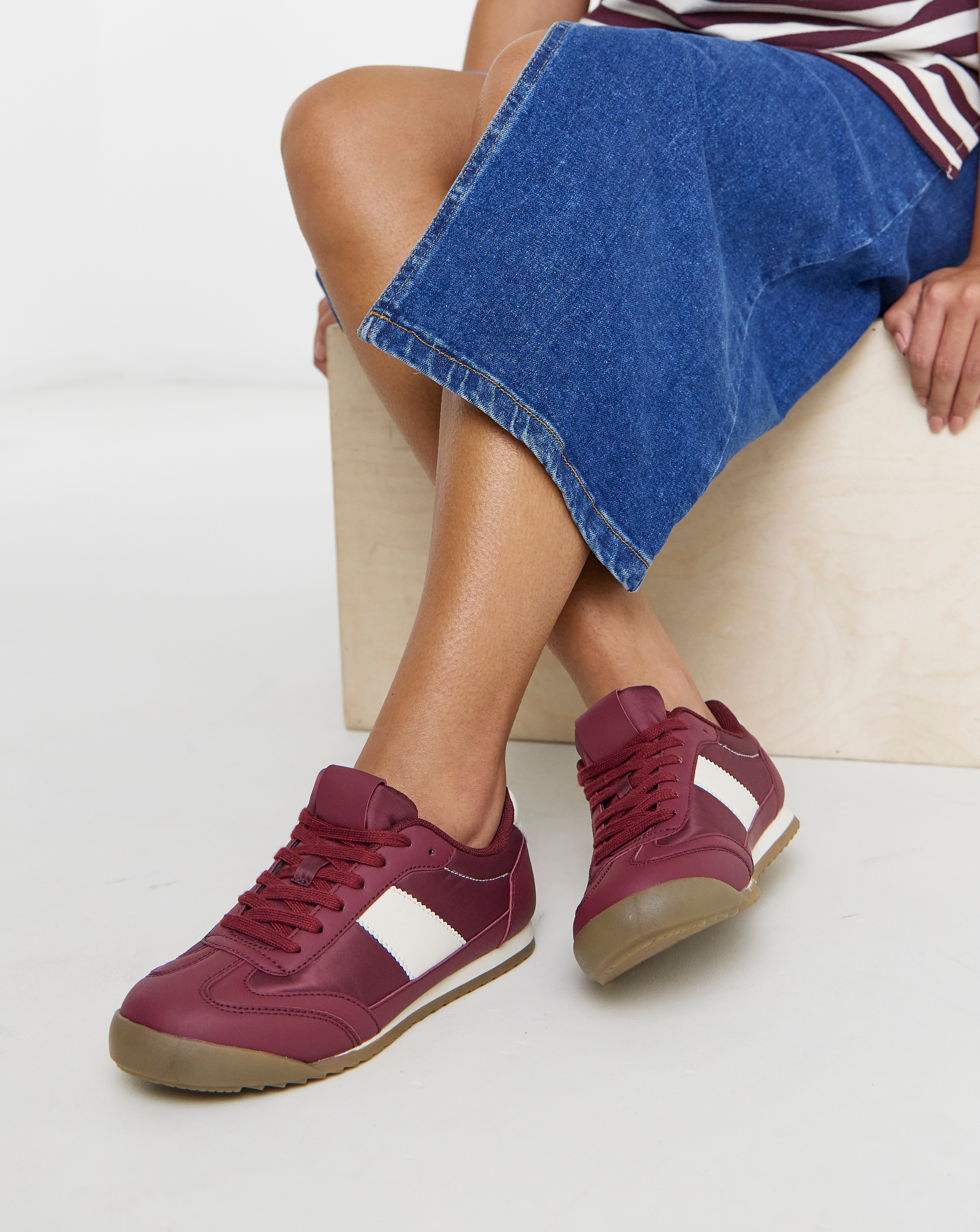 New In - Classic Retro Trainer Wide