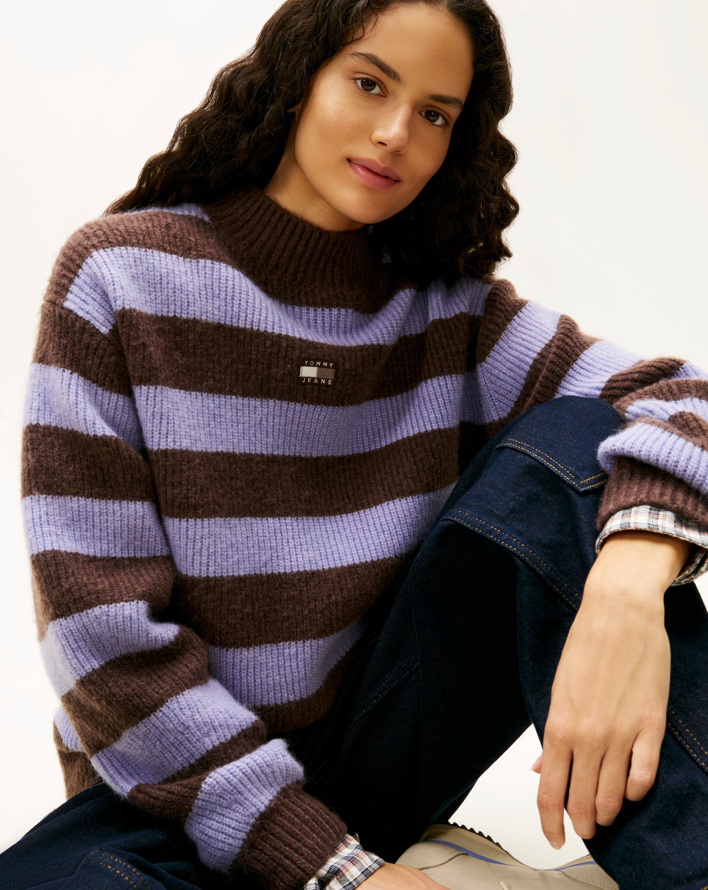 New In - Tommy Jeans Mockneck Badge Sweater