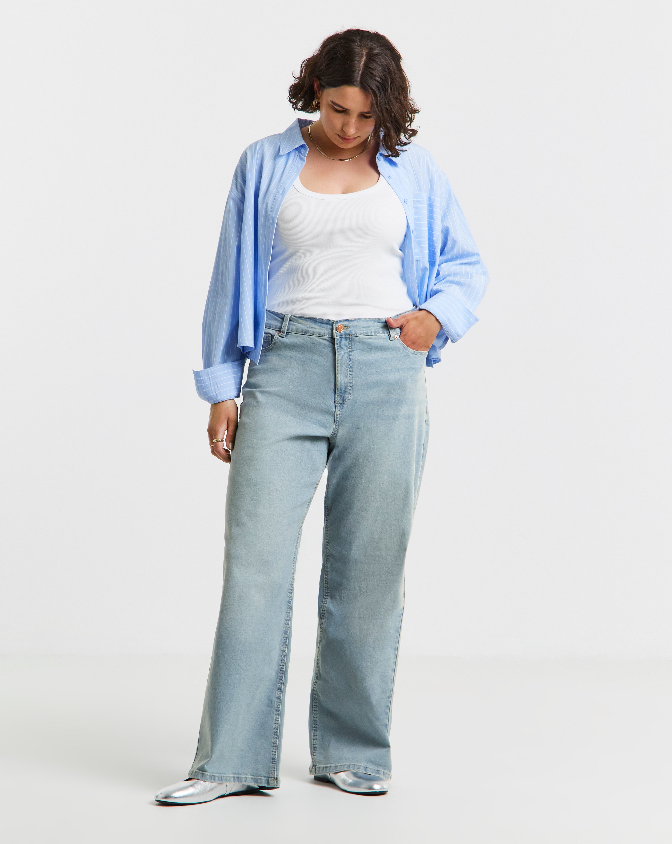 Light 24/7 Wide Leg Jeans